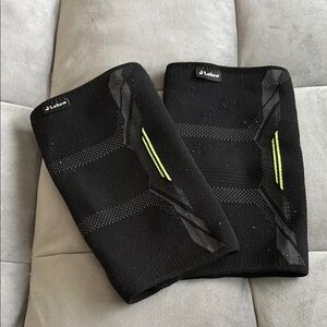 Knee Sleeves includes two size small